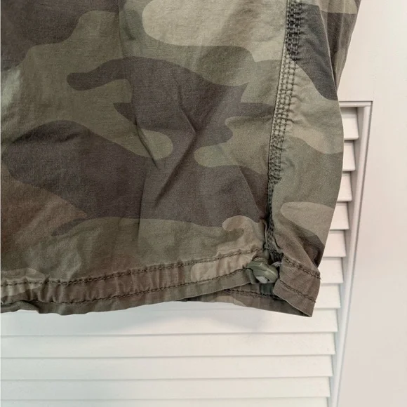 American Eagle Camo Cargo. 16 Short. Excellent Condition. - Picture 3 of 4